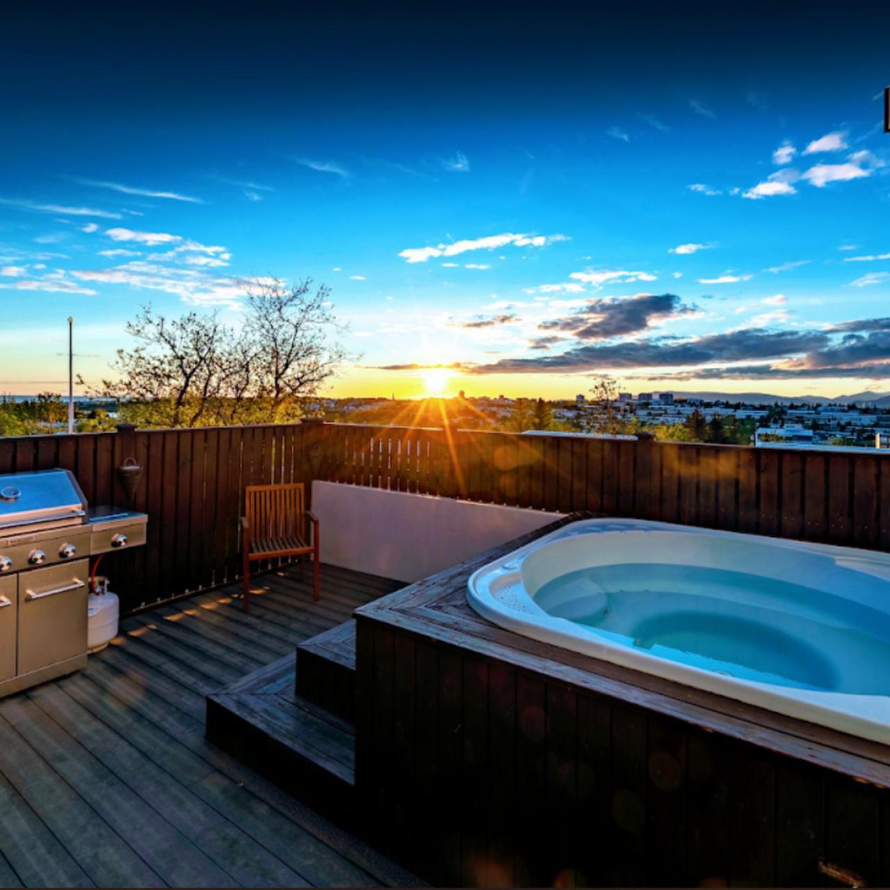 Iceland Sjf Villa, Hot Tub & Outdoor Sauna Amazing Mountains And City View Over 레이캬비크 외부 사진